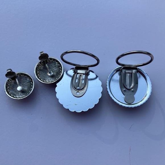 Vintage scarf clips and matching earrings - Picture 3 of 13
